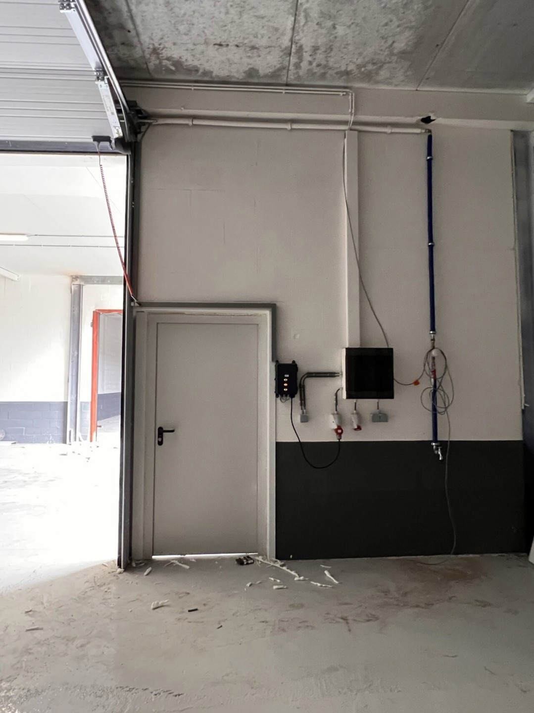 Instapklaar magazijn 144 m² te huur vlak bij Afrit 28 Hasselt. - foto 4