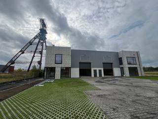 <p><span>De nieuwe bedrijvencampus <strong>"MIJNPARK"</strong> is gelegen op het industrieterrein Centrum-Zuid vlakbij de op- en afrit 29 van de E314 (Aken - Heerlen - Brussel), in het hart van Limburg.<br /><br />Op dit voormalig mijnterrein worden <strong>30</strong> duurzame en kwalitatieve KMO-units/showrooms/kantoren gebouwd met het oog op energie-efficiëntie. </span><span>Een combinatie van polyvalente en compacte panden zorgt voor een verscheidenheid aan oppervlaktes, gaande <strong>van 150m² tot 1900m²</strong>. <br /></span></p>
<p>Duurzaamheid staat centraal op deze bedrijvencampus. Duurzaamheid in de realiteit brengen is een complex verhaal, dat je niet met één modewoord kan vatten. <span>Om de ambitie van de ontwikkelaar kracht bij te zetten, zullen de gebouwen van de Mijnpark Bedrijvencampus </span><strong>BREEAM-gecertificeerd</strong><span> zijn. Dit internationaal systeem meet, beoordeelt en quoteert de duurzaamheid van de gebouwen, en houdt daarbij rekening met een 90-tal parameters. </span>Om hieraan te voldoen zijn alle panden voorzien van alle <strong>technieken.</strong><br /><br /><span>Deze unit heeft een oppervlakte van <strong>386m²</strong> op een terrein van 723m² en heeft <strong>zes </strong>parkeerplaatsen voor de deur. De units worden instapklaar opgeleverd, voorzien van alle technieken zoals <strong>elektriciteit, LED-verlichting, verwarming, warmtepomp en zonnepanelen.</strong><br /><br />KENMERKEN UNIT:<br />- oppervlakte: <strong>386m²</strong><br />- parkeerplaatsen: <strong>6</strong><br />- staalstructuur met geïsoleerde wanden en dak<br />- sectionaalpoort 4m x 4m<br />- technieken: elektriciteit, LED-verlichting, verwarming, warmtepomp en zonnepanelen<strong><br />Optioneel kan er nog 50 of 100m² afgewerkte kantoren voorzien worden!</strong><br /></span><strong><br /></strong><span>Kortom, een ideale ontwikkeling voor ondernemers die op zoek zijn naar een kwalitatieve werk- of opslagplaats en daarbij belang hechten aan een goede locatie en duurzame gebouwen met uitstraling. </span><br /><span><br />Meer info: +32 (0)11 39 90 50 of info@jansenrealestate.be</span></p>