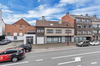 Dit handelspand met woonst is gelegen op een toplocatie, pal aan een belangrijke invalsweg naar het stadscentrum. Met 357 m² bewoonbare...