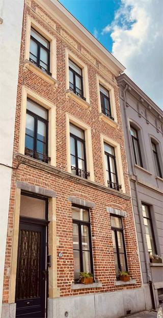 Deze verrassend ruime herenwoning met (verplicht bij aan te kopen) garagebox (€ 25.000) heeft een gunstige energielabel C en is erkend als...