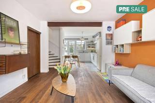 Deze charmante bel-étage staat nu te koop en biedt de ideale basis voor wie op zoek is naar rust, ruimte en een praktische indeling. De woning...