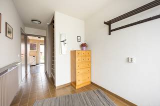 Stap binnen in deze fijne, bijzonder goed onderhouden woning waar licht, rust en gezelligheid centraal staan. Dankzij de grote raampartijen aan...