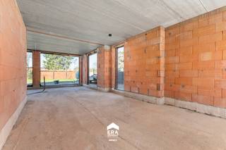 <p>Deze energiezuinige nieuwbouwwoning ligt in het centrum van Peer, op een vlotte locatie met alle dagelijkse voorzieningen binnen handbereik. Dankzij de westelijke oriëntatie geniet je hier van aangenaam veel lichtinval, terwijl de onderhoudsvriendelijke tuin zorgt voor extra comfort.</p>

<p>Het gaat om een halfopen bebouwing uit 2025 op een perceel van 275 m². De woning beschikt over 3 slaapkamers en kan volledig afgestemd worden op de wensen van de koper: casco, casco+ of volledig afgewerkt. Zo krijg je de kans om zelf mee te bepalen hoe jouw nieuwe thuis eruit zal zien.<br /><br /><u>Bovendien komt deze woning onder specifieke voorwaarden in aanmerking voor het gunstige btw-tarief van 6%.</u></p>

<p><strong>Enkele troeven:</strong></p>

<ul><li><strong>EPC:</strong> Energiezuinige nieuwbouwwoning met EPC-label A</li><li><strong>Inrichting:</strong> 3 volwaardige slaapkamers in een praktische halfopen bebouwing</li><li><strong>Afwerking:</strong> Keuze tussen casco, casco+ of volledig afgewerkte oplevering</li><li><strong>Mogelijkheid tot personaliseren:</strong> Lastenboek en prijsopties raadpleegbaar via de makelaar</li></ul>

<p>Benieuwd naar de afwerkingsmogelijkheden bij deze nieuwbouwwoning? Maak gerust een afspraak via impact@era.be of 089 46 48 63, Lander helpt je graag verder!</p>