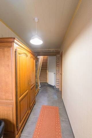 Deze zeer goed onderhouden open bebouwing is rustig gelegen nabij het centrum van Heestert.Via de inkom gaat u naar de lichtrijke woonkamer, waar het...