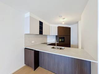 Exclusief gerenoveerd en energiezuinig appartement op topligging in het hart van Knokke met 2 slpks, 2 badks, ZUIDgericht terras én mogelijkheid tot aankopen van een overdekte parkeerplaats in de residentie!<br /><br /><span><span><span><span><span><span><span><span><span><span><span><span><span><span>Op een absolute toplocatie in het centrum van Knokke, langs de prestigieuze Lippenslaan, bevindt zich dit </span><span>subliem gerenoveerde en energiezuinige appartement waar verfijning, comfort en kwaliteit naadloos samenkomen.</span></span></span></span></span></span></span></span></span></span></span></span></span></span><br /><span><span><span><span><span><span><span><span><span><span><span><span><span><span>Dit stijlvolle appartement werd met oog voor detail en met hoogwaardige materialen volledig vernieuwd tot een eigentijdse, instapklare woonst die perfect aansluit bij de verwachtingen van de meest veeleisende koper. De lichtrijke leefruimte straalt rust en elegantie uit en geeft uit op een </span><span>ZUIDgericht zonneterras</span><span>, een heerlijke plek om te genieten van de zon en het bruisende Knokke op een ontspannen manier te beleven.</span></span></span></span></span></span></span></span></span></span></span></span></span></span><br /><span><span><span><span><span><span><span><span><span><span><span><span><span><span>De residentie biedt een bijzonder aangename indeling met </span><span>twee volwaardige slaapkamers</span><span> en </span><span>twee smaakvol afgewerkte badkamers</span><span>, waardoor dit appartement zich zowel perfect leent als exclusieve hoofdverblijfplaats, luxueuze pied-à-terre aan zee of waardevaste investering.</span></span></span></span></span></span></span></span></span></span></span></span></span></span><br /><br /><strong>INDELING:<br /><u><em>Eerste verdieping:</em></u></strong><br />Inkomhal - LICHTRIJKE living - volledig geïnstalleerde  open keuken met  werkblad in natuursteen (O.a. met inductiefornuis, dampkap, combi-oven, dubbele spoelbak, frigo en vaatwasmachine) - wasplaats (met voorzieningen voor wasmachine) - afzonderlijk gastentoilet (met lavabo) - ruime slaapkamer met badkamer ensuite (O.a. met dubbel lavabomeubel en inloopdouche) - afzonderlijk hangtoilet - 2 de slaapkamer - 2de badkamer (O.a. met lavabomeubel en inloopdouche) -) ZUIDgericht terras.<br /><br /><strong><u><em>Kelder verdieping:</em></u></strong><br />Mogelijkheid tot aankoop van een overdekte parkeerplaats.<br /><br /><u><strong><span><span><span><span><span><span><span><span><span><span><span><span><span><span>Opmerkingen:</span></span></span></span></span></span></span></span></span></span></span></span></span></span></strong></u><br /><span><span><span><span><span><span><span><span><span><span><span><span><span><span><span>- Gelegen op een </span><span>uitstekende ligging</span><span> in het centrum van Knokke, aan de gegeerde </span><span>Lippenslaan.</span></span></span></span></span></span></span></span></span></span></span></span></span></span></span><br /><span><span><span><span><span><span><span><span><span><span><span><span><span><span><span>- Volledig en hoogwaardig gerenoveerd</span><span> met aandacht voor afwerking en woonbeleving.</span></span></span></span></span></span></span></span></span></span></span></span></span></span></span><br /><span><span><span><span><span><span><span><span><span><span><span><span><span><span><span>- Energiezuinig</span><span> en volledig instapklaar.<br />- Overal NIEUWE ramen (PVC)!<br />- Lift aanwezig.</span></span></span></span></span></span></span></span></span></span></span></span></span></span></span><br /><span><span><span><span><span><span><span><span><span><span><span><span><span><span><span>- Twee ruime slaapkamers.</span></span></span></span></span></span></span></span></span></span></span></span></span></span></span><br /><span><span><span><span><span><span><span><span><span><span><span><span><span><span><span>- Twee stijlvolle badkamers.<br />- Energielabel in aanvraag (Totaalrenovatie).<br />- VLOERVERWARMING met warmtepomp!<br />- Verkoop onder registratierechten (Geen BTW)!<br />- Zuidgericht terras met optimale zonoriëntatie</span></span></span></span></span></span></span></span></span></span></span></span></span></span></span><br /><span><span><span><span><span><span><span><span><span><span><span><span><span><span><span>- Mogelijkheid tot aankoop van een overdekte autostaanplaats.</span></span></span></span></span></span></span></span></span></span></span></span></span></span></span><br /><br /><span><span><span><span><span><span><span><span><span><span><span><span><span><span>Voor wie op zoek is naar een exclusief appartement op een van de meest gegeerde locaties van Knokke, waar luxe, comfort en ligging hand in hand gaan, vormt dit appartement een uitzonderlijke opportuniteit. Aarzel zeker niet om ons te contacteren voor een bezoek ter plaatse: 0491/740.336 - info@centro.be</span></span></span></span></span></span></span></span></span></span></span></span></span></span>