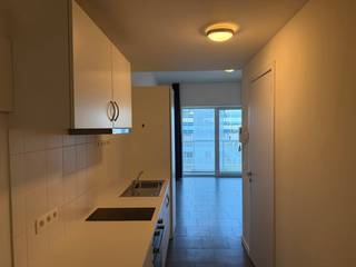 Studio met terras op de 3e verdieping van de Parktoren.Indeling: inkomhal met kapstok, leefruimte met keuken, bureau en bed, aansluitend een overdekt...