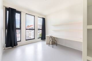 <p><span>Moderne studentenkamer te koop in het hartje van de studentenbuurt van Antwerpen!</span></p><p><span>Deze gezellige studentenkamer is gelegen op de hoogste verdieping van een recent gebouw (bouwjaar 2012) in het hartje van de studentenbuurt van Antwerpen. Op wandelafstand vindt u de stadscampus van de Universiteit Antwerpen, verschillende winkels en haltes van het openbaar vervoer. </span></p><p><span> </span></p><p><span>De kamer is gelegen op de derde verdieping en beschikt over een eigen badkamer met lavabo, douche en toilet. Verder komt de kamer met een eenpersoonsbed (hoogslaper), bureau, ijskast en veel ingemaakte kasten. Ten slotte is er een gemeenschappelijke keuken op elke verdieping en op het gelijkvloers een grote gemeenschappelijke fietsenstalling. </span></p><p><span> </span></p><p><span>De kamer is momenteel verhuurd aan €575/maand (inclusief kosten). </span></p><p><span> </span></p>