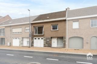 [[ DIT PAND NEEMT DEEL AAN DE ERA OPEN HUIZEN DAG OP 19/9 VAN 13:00 TOT 14:00 ]]
<p>Op zoek naar een <strong>ruime, solide woning nabij Aalst </strong>met<strong> </strong>maar liefst <strong>211 m² bruikbare vloeroppervlakte, garage </strong>en<strong> tuin?</strong> Gevonden!<br /><br />De woning vormt een <strong>uitstekende basis</strong> voor wie op zoek is naar een ruime gezinswoning die naar eigen smaak kan worden ingericht. Op het gelijkvloers bevinden zich een gastentoilet, ruime leefruimte<strong> </strong>(27 m²), keuken (13 m²), badkamer, wasplaats en garage met rechtstreekse toegang tot de tuin. Op de eerste verdieping zijn er <strong>vier slaapkamers </strong>aanwezig<strong> </strong>(16 m², 17 m², 9 m², 6 m²)<strong> </strong>waardoor de woning alvast voldoende ruimte biedt. Daarnaast is er een <strong>ruime zolder </strong>aanwezig die nog extra mogelijkheden biedt.</p>

<p>De woning is reeds voorzien van<strong> centrale verwarming op aardgas</strong> en beschikt over een zeer degelijke constructie. </p>

<p>Dankzij de gunstige ligging geniet u van een vlotte verbinding met Aalst en de omliggende gemeenten en is de woning <strong>vlot bereikbaar met het openbaar vervoer</strong>.</p>

<p>Zeker een bezoek waard. Contacteer ons vandaag nog via living@era.be of 053 41 40 25!</p>