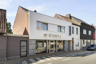 <p>Een VOLLEDIG UITGERUST handelspand met winkelruimte, atelier en een aparte RUIME WONING. TOPGELEGEN vlakbij het centrum van Meulebeke met parkeergelegenheid voor de deur. Indeling handelspand: Perfect uitgeruste, ruime winkelruimte met koeltoog en bijhorende koelcel, goed onderhouden werkplaatsen, opslagruimte, een koel- en vriescel en een praktische wasplaats. Indeling woning: Gezellige woon- en eetkamer met open, volledig geïnstalleerde keuken, een bureauruimte en een zonnige, grote tuin met terras en tuinberging.Op de eerste verdieping bevindt zicht een nachthal die toegang biedt tot vijf ruime slaapkamers en een volledig uitgeruste badkamer. Een unieke kans voor wie wonen en werken wil combineren. TROEVEN: commerciële ligging, parkeergelegenheid voor de deur en top onderhouden. Bezoek na afspraak: info@immobeguin.be</p>