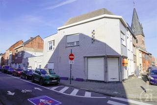 <p>De Clemenceaustraat is gelegen in het centrum van Sint-Katelijne-Waver, een aangename en rustige gemeente in de provincie Antwerpen. Dankzij deze centrale ligging bevinden winkels, scholen en andere voorzieningen zich op wandel- of fietsafstand. Bovendien is de gemeente omringd door groen, met parken en landelijke zones in de nabije omgeving, wat bijdraagt aan een rustige en kwalitatieve leefomgeving.</p><p>Kortom, deze locatie combineert het beste van twee werelden: een vlotte bereikbaarheid met alle nodige voorzieningen én een groene, rustige setting.</p><p>Indeling</p><p>Gelijkvloers<br />    •    Inkomhal met toegang tot het gastentoilet<br />    •    Keuken met rechtstreekse toegang tot het terras<br />    •    Woonkamer<br />    •    Commerciële ruimte, ideaal voor een vrij beroep of zelfstandige activiteit</p><p>Eerste verdieping<br />    •    Nachthal<br />    •    Twee volwaardige slaapkamers<br />    •    Badkamer uitgerust met douche en wastafel</p><p>Tweede verdieping<br />    •    Zolderverdieping opgedeeld in twee ruimtes, waarvan één ingericht als slaapkamer</p><p>Troeven<br />    •    Uitermate geschikt voor vrije beroepers of zelfstandigen aangezien hier een handelspand bij zit. <br />    •    Mogelijkheid tot EPC-label D bij vernieuwing van het dak<br />    •    Combinatie van wonen en werken op één locatie</p><p>EPC E, 479 kWh/m2/jaar</p><p>Wens je een gratis schatting? Vergeet dan zeker geen contact met ons op te nemen!<br />Wil jij meer informatie over deze woning? Bel ons dan op 016 90 10 21 of mail naar info@future-home.be.<br />Woongebied, Vergunning, Geen verkavelingsvergunning, Geen dagvaarding, Geen voorkooprecht</p>