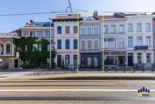 Op wandelafstand van het centrum van Ledeberg vindt u deze ruime herenwoning met een bewoonbare oppervlakte van 275 m². Dankzij de praktische indeling en de vele mogelijkheden is deze woning geschikt voor gezinnen, zelfstandigen of wie wonen en werken wil combineren.<br /><br />De inkomhal behoudt haar authentieke uitstraling met onder meer een originele trap, parketvloeren en hoge plafonds. Op het gelijkvloers bevindt zich een aparte ruimte die kan dienen als bureau of praktijk, aangevuld met een kitchenette. Achteraan bevinden zich de keuken, de leefruimte en een berging met apart toilet. De grote raampartijen zorgen voor veel natuurlijk licht en de woning beschikt bovendien over twee stadstuinen. Daarnaast zijn er 8 zonnepanelen aanwezig, wat bijdraagt aan een lagere energiekost.<br /><br />Op de drie verdiepingen zijn vier volwaardige slaapkamers en twee badkamers voorzien, waardoor er voldoende ruimte is voor een groot gezin of een combinatie van wonen en thuiswerken.<br /><br />De ligging is een extra pluspunt, met winkels, openbaar vervoer, het centrum van Ledeberg en belangrijke invalswegen in de onmiddellijke omgeving.<br /><br />Bent u op zoek naar een ruime woning met karakter en tal van mogelijkheden op een centrale locatie? Contacteer ons voor meer informatie of een bezoek.<br /> 