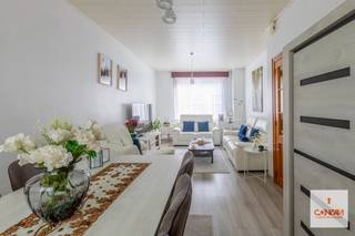 Deze <strong>woning </strong>is gelegen binnen de ring van Gent in de Brugse Poort en op <strong>fietsafstand van het historisch stadscentrum</strong>. Dankzij verschillende invalswegen en het openbaar vervoer staat u zo op uw bestemming. U heeft verschillende buurtwinkels, scholen en groenaanleg in de buurt. Met andere woorden een ideale ligging!<br /><br />Indeling op het gelijkvloers: een ruime inkomhal die zowel toegang geeft tot de woonkamer met eetplaats aan de voorzijde als de keuken met ontbijthoek aanliggend. De badkamer bevindt zich achteraan op het gelijkvloers en is bereikbaar via de veranda. Verder is er toegang tot de <strong>aangelegde stadstuin</strong> met tuinberging.<br /><br />Zowel op het eerste als tweede verdiep bevinden zich <strong>telkens twee slaapkamers</strong>.<br /><br />Voor meer informatie en een bezoek, neem dan contact op met Theo via: theo@convas.be