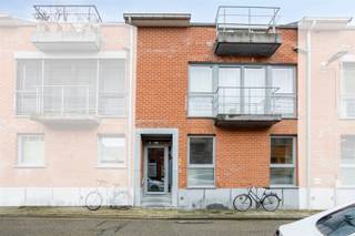 <p><span>Nabij het historisch centrum van Leuven, vlakbij het park den Bruul, het Sluispark, Gasthuisberg en de hippe Vaartkom, zijn wij verheugd, dit energiezuinig gelijkvloers appartement met twee slaapkamers te huur aan te bieden. Dit recent appartement met een bewoonbare oppervlakte van 90m² omvat een ruime inkomhal met apart toilet, een wasplaats, twee volwaardige slaapkamers en een ruime badkamer. Verder beschikt dit hoogwaardig afgewerkt appartement over een volledig ingerichte, open keuken en over een riante, lichtrijke leefruimte met aansluitend een terras met een charmant aangelegd stadstuintje, waar het heerlijk vertoeven is. Ondergronds beschikt dit appartement nog over een gemeenschappelijke fietsenstalling. Kortom, dit appartement gesitueerd in een kleinschalige residentie en in een doodlopende straat is uw bezoek meer dan waard. Voor snelle beslissers. Een absolute aanrader!</span></p><p><span> </span></p><p><span> </span></p>