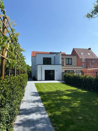 Welkom bij deze prachtige en ruime gezinswoning aan de Minderhoutsestraat 51 in Hoogstraten. Deze woning is perfect voor wie op zoek is naar...
