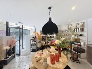 Handelspand met instapklare woonst op toplocatie in het centrum van Blankenberge!<br /><br /><span><span><span><span><span><span><span><span><span><span><span><span><span><span>Commerciële zichtbaarheid, een instapklare woning en een topligging vlak bij de zee: Deze veelzijdige eigendom combineert het beste van beide werelden.</span></span></span></span></span></span></span></span></span></span></span></span></span></span><br /><span><span><span><span><span><span><span><span><span><span><span><span><span><span>In het hart van </span><span>Blankenberge</span><span>, op een bijzonder centrale en commercieel interessante locatie tussen de Markt en de belangrijkste winkelstraten, bevindt zich dit karaktervolle </span><span>handelspand met instapklare woonst</span><span>.</span></span></span></span></span></span></span></span></span></span></span></span></span></span><br /><span><span><span><span><span><span><span><span><span><span><span><span><span><span>Dankzij de ligging in een levendige verbindingsstraat met veel passage geniet het gelijkvloerse handelsgedeelte van een uitstekende visibiliteit en tal van commerciële mogelijkheden. Bovendien bevinden de </span><span>Markt, winkels, horeca, het strand en de Zeedijk</span><span> zich op wandelafstand.</span></span></span></span></span></span></span></span></span></span></span></span></span></span><br /><span><span><span><span><span><span><span><span><span><span><span><span><span><span>De eigendom werd de voorbije jaren grotendeels gerenoveerd en verkeert in een verzorgde en instapklare staat. Zo werd onder meer geïnvesteerd in een </span><span>nieuw geïsoleerd dak, nieuwe ramen, een moderne badkamer en een kwalitatieve ingerichte Dovy-keuken</span><span>.</span></span></span></span></span></span></span></span></span></span></span></span></span></span><br /><br /><span><span><span><span><span><span><span><span><span><span><span><span><span><span><strong>INDELING:</strong></span></span></span></span></span></span></span></span></span></span></span></span></span></span><br /><span><span><span><span><span><span><span><span><span><span><span><span><span><u><em><span><strong>Gelijkvloers:</strong></span></em></u><br /><span><span>Goed zichtbare handelsruimte met aansluitend een praktische bergruimte en toilet. De commerciële ruimte kan voor verschillende doeleinden worden aangewend en biedt dankzij de ligging heel wat mogelijkheden voor zelfstandigen, ondernemers of investeerders.</span></span></span></span></span></span></span></span></span></span></span></span></span></span></span><br /><br /><span><span><span><span><span><span><span><span><span><span><span><span><span><em><u><span><strong>Eerste verdieping:</strong></span></u></em><br /><span><span>Een aangename en ruime leefverdieping met een comfortabele woonkamer en een moderne, volledig ingerichte 'Dovy'-keuken (O.a. met fornuis, dampkap, dubbele spoelbak, oven, frigo en vaatwasmachine). Vanuit de keuken is er toegang tot het </span>terras, een aangename extra troef in het centrum van de stad. Op deze verdieping bevindt zich eveneens een afzonderlijk toilet.</span></span></span></span></span></span></span></span></span></span></span></span></span></span><br /><br /><span><span><span><span><span><span><span><span><span><span><span><span><span><u><em><span><strong>Tweede verdieping:</strong></span></em></u><br /><span><span>Hier bevinden zich </span>twee ruime slaapkamers en een grote, volledig uitgeruste badkamer met ligbad, aparte douche, dubbele wastafel en toilet.</span></span></span></span></span></span></span></span></span></span></span></span></span></span><br /><br /><u><span><strong>Opmerkingen:</strong></span></u><br /><span><span><span><span><span><span><span><span><span><span><span><span><span><span><span>- Toplocatie in het centrum van Blankenberge!<br />- </span></span></span></span></span></span></span></span></span></span></span></span></span></span></span><span><span><span><span><span><span><span><span><span><span><span><span><span><span><span>Veel passage en uitstekende commerciële visibiliteit.</span></span></span></span></span></span></span></span></span></span></span></span></span></span></span><br /><span><span><span><span><span><span><span><span><span><span><span><span><span><span><span>- Op wandelafstand van </span><span>Markt, winkels, horeca, zee en Zeedijk.</span></span></span></span></span></span></span></span></span></span></span></span></span></span></span><br /><span><span><span><span><span><span><span><span><span><span><span><span><span><span><span>- Handelspand gecombineerd met volwaardige woonst.</span></span></span></span></span></span></span></span></span></span></span></span></span></span></span><br /><span><span><span><span><span><span><span><span><span><span><span><span><span><span><span>- Grotendeels gerenoveerd en instapklaar.</span></span></span></span></span></span></span></span></span></span></span></span></span></span></span><br /><span><span><span><span><span><span><span><span><span><span><span><span><span><span><span>- Nieuw geïsoleerd dak.</span></span></span></span></span></span></span></span></span></span></span></span></span></span></span><br /><span><span><span><span><span><span><span><span><span><span><span><span><span><span><span>- Nieuwe ramen.</span></span></span></span></span></span></span></span></span></span></span></span></span></span></span><br /><span><span><span><span><span><span><span><span><span><span><span><span><span><span><span>- Moderne badkamer.</span></span></span></span></span></span></span></span></span></span></span></span></span></span></span><br /><span><span><span><span><span><span><span><span><span><span><span><span><span><span><span>- Kwalitatieve ingerichte Dovy-keuken.</span></span></span></span></span></span></span></span></span></span></span></span></span></span></span><br />- <span><span><span><span><span><span><span><span><span><span><span><span><span><span><span>Handelsruimte met bergruimte.<br />- RECENTE cv-installatie (Aardgas).<br />- RECENT gerenoveerd dak!</span></span></span></span></span></span></span></span></span></span></span></span></span></span></span><br /><br /><span><span><span><span><span><span><span><span><span><span><span><span><span><span>Ook voor wie op zoek is naar een centraal gelegen eigendom aan de kust met commerciële uitstraling en een instapklare woongelegenheid, vormt dit pand een aantrekkelijke opportuniteit. Een karaktervolle en veelzijdige eigendom op een uitstekende locatie, ideaal voor wie wonen en ondernemen wil combineren of op zoek is naar een interessante investering aan de Belgische kust. Aarzel zeker niet om ons te contacteren voor een bezoek ter plaatse: 050/70.01.02 - info@centro.be.</span></span></span></span></span></span></span></span></span></span></span></span></span></span>