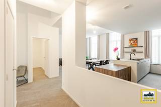 <p>"ABSOLUTE TOPPER" – Afspraak ENIGE BEZOEKDAG enkel telefonisch via Randy Remue op 0487/ 33. 10. 10. De stukken van de woning zijn te consulteren via www.immo-zone.be. Meer info en foto’s via Facebook “Randy Remue” – LIKE de pagina en blijf op de hoogte van alle nieuwe woningen. In het centrum van Aalst, op de Vlaanderenstraat 1, vinden we dit prachtig gerenoveerd historisch pand, beter gekend als “Huis der Zuchten”. Indeling: Bij het betreden van het gelijkvloers appartement via de historische inkom met authentieke elementen, komen we terecht in een inkomhal met plaats voor vestiaire en een afzonderlijk gastentoilet. Verder vinden we een ruime leefruimte met aansluitend een hyper-geïnstalleerde keuken. Vanuit de nachthal, met gerestaureerde plafondrozet en ruimte voor ingemaakte kasten, bereiken we rechts een grote bergruimte. Aan het einde van de gang bevindt zich een deur naar een aangenaam stukje tuin/terras, exclusief behorend tot het appartement. Links treffen we de slaapkamer aan en recht tegenover de slaapkamer bevindt zich de badkamer. Het appartement beschikt over zonnepanelen met warmtepomp en een ruime kelderruimte. Mogelijkheid tot aankopen van staanplaats. Dit uniek appartement combineert historische charme met moderne luxe en vormt een ABSOLUTE TOPPER voor starters of investeerders die op zoek zijn naar een appartement in het hart van Aalst.<br />P-score: A / G-score: A.<br />VOOR ZEER SNELLE BESLISSERS!!<br />IMMO ZONE RHODELAND – Randy Remue – 0487/ 33. 10. 10.</p>