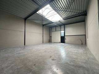 Nieuwbouw KMO-unit te koop met een oppervlakte van 180 m² en 2 privatieve parkeerplaatsen te koop. De loods maakt deel uit van het...
