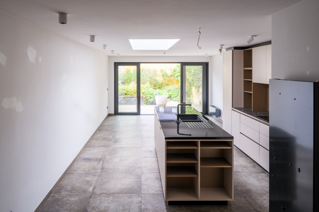 Instapklare stadswoning met drie slaapkamers en aangename tuin nabij Gent-Sint-Pieters. - foto 4