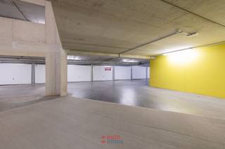Êtes-vous à la recherche de la solution à vos problèmes de stationnement ? Souhaitez-vous une garage spacieux et facile d'accès plutôt qu'un petit espace confiné ? Alors ceci est certainement ce que vous cherchez !<br /><br />Le complexe de garages Parking 2 a été construit en 2015 et garantit un confort moderne. La largeur tant des couloirs que des garages eux-mêmes vous permet d'oublier les soucis concernant la taille de votre véhicule. Même les grandes berlines et SUV peuvent y entrer facilement. Le complexe est également équipé des appareils les plus modernes en matière d'assurance incendie, d'électricité,... <br /><br />Le garage lui-même mesure 3 m de large à l'avant et devient de plus en plus large jusqu'à 3,73 m à l'arrière, 6,12 m de profondeur et 2 m de hauteur. Sa position directement en face de la rampe permet un accès extrêmement facile, même avec un grand véhicule.<br /><br />Vente sous le régime de la emphytéose.