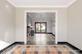 Deze ruime gezinswoning ligt in de Arendswijk in Harelbeke. De woning biedt een praktische indeling, veel ruimte en heel wat mogelijkheden om ze naar eigen smaak op te frissen. Met een bewoonbare oppervlakte van 162 m² op een perceel van 303 m² is dit een sterke basis voor een gezinswoning.<br /><br /><u><strong>Indeling</strong></u><br />Je komt binnen via de inkomhal met gastentoilet. De leefruimte bestaat uit living, eetplaats en keuken in één open geheel.<br />Daarnaast is er nog een extra polyvalente ruimte met een aparte ingang. Deze ruimte kan dienen als bureau, hobbyruimte, praktijkruimte of extra leefruimte.<br />Op de eerste verdieping bevinden zich drie slaapkamers en een badkamer.<br />De woning beschikt ook over een ruime droge kelder. Daarnaast is er een geïsoleerde zolder die extra opslagruimte biedt.<br />Achteraan ligt een volledig afgesloten tuin met uitweg. Daar bevindt zich ook de garage met plaats voor één wagen en heel wat extra opbergruimte.<br /><br /><u><strong>Technisch</strong></u><br />Er zijn zonnepanelen aanwezig, grotendeels dubbele beglazing. Voor de woning geldt een renovatieverplichting, mits het isoleren van het dak van de polyvalente ruimte (21m²) kom je al terecht in een EPC van D.<br /><br /><u><strong>Troeven</strong></u><br />• Rustige ligging in de Arendswijk<br />• 162 m² bewoonbare oppervlakte<br />• Polyvalente ruimte met aparte ingang<br />• Afgesloten tuin met uitweg en garage achteraan<br />• Zonnepanelen aanwezig<br /><br />Contact<br />Meer info of een bezoek ter plaatse? Contacteer Beau op 0494/521962 of via beau@real-immo.be.