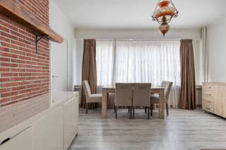 <p>Op zoek naar een solide investering in een centrale woonwijk van Merksem? Dit ruime gelijkvloers appartement van 95 m² is momenteel verhuurd aan €1050/maand. Er hoort een garagebox bij (verplicht mee aan te kopen voor €25.000), wat extra huurinkomsten of een eigen parkeerplaats oplevert. Na de huurperiode is het een comfortabele woning met mogelijkheid tot 3 slaapkamers.</p><p><strong>Indeling</strong><br />Via de centrale inkomhal kom je in de lichtrijke living aan de straatzijde. Daarnaast ligt een extra kamer die je vrij kunt invullen als bureau, speelkamer of kinderkamer. Achteraan bevinden zich de aparte keuken met rechtstreekse toegang tot het terras, twee volwaardige slaapkamers, een badkamer en een apart toilet. Wie de keuken naar de extra kamer vooraan verplaatst, krijgt achteraan 3 ruime slaapkamers (zie plan na de foto’s).</p><p><strong>Ligging</strong><br />Het appartement ligt in de Kruisbekestraat, centraal in Merksem nabij de Lambrechtshoekenlaan en de Victor Govaerslaan. Scholen, winkels, horeca, ziekenhuis ZNA Jan Palfijn en het openbaar vervoer liggen allemaal op wandelafstand, en ook de omliggende gemeentes zijn vlot bereikbaar. Die centrale ligging zorgt voor een stabiele huurvraag.</p><p><strong>Garagebox</strong><br />Je hebt een vaste parkeerplaats in een buurt waar parkeren schaars is. Als investeerder kun je de box ook apart verhuren; garageboxen op dit adres worden verhuurd aan ±€125/maand.</p><p><strong>Troeven van het appartement:</strong><br />Gelijkvloers appartement met ca. 95 m² bewoonbare oppervlakte<br />Twee slaapkamers, met mogelijkheid tot een derde slaapkamer<br />Ruime en lichtrijke woonkamer<br />Terras met rechtstreekse toegang vanuit de keuken<br />Badkamer en apart toilet<br />Veel mogelijkheden om de indeling naar eigen smaak aan te passen<br />Interessante ligging in Merksem</p><p><strong>Praktische informatie:</strong><br />Vraagprijs appartement: € 225.000<br />Verplichte aankoop garagebox: € 25.000<br />Totale aankoopprijs appartement en garagebox: € 250.000<br />Gemeenschappelijke kosten: ca. € 200 per maand, inclusief voorschot voor verwarming, water, blokpolis, syndicus, lift en verlichting van de gemeenschappelijke gang<br />EPC-label D – 359 kWh/m² per jaar<br />Geen renovatieplicht<br />Gemeenschappelijke centrale verwarming op gas<br />P-score : A<br />G-score : A</p><p>Het appartement wordt verkocht met respect voor de bestaande huurovereenkomst.</p><p>Ben je op zoek naar een ruim appartement met een praktische indeling en mogelijkheden om er jouw eigen thuis van te maken? Dan is dit pand in Merksem zeker een bezoek waard!</p>