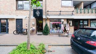 Instapklaar handelspand (66 m²) in het centrum van Diepenbeek met een goede zichtbaarheid en veel passage.<br />Dit instapklare handelspand van 66 m² is gelegen in residentie Vande Gaer, pal op het Marktplein van Diepenbeek. Dankzij de grote etalage en de centrale ligging geniet u hier van een uitstekende commerciële uitstraling.<br />De huidige inrichting maakt het pand meteen geschikt als kledingzaak, maar ook andere handels- of kantooractiviteiten zijn perfect mogelijk.<br />Indeling:<br />Open handelsruimte (55,2 m²) met grote etalage en veel natuurlijke lichtinval. De aanwezige inrichting omvat kasten met hangers en leggers, een composieten werkblad met toog, kassameubel, twee paskamers en spiegels.<br />Kitchenette (9,2 m²) voorzien van een witte kastenwand met spoelbak, keramische kookplaat en dampkap. Daarnaast is er een praktische bureelhoek met UTP-aansluiting.<br />Apart toilet (1,7 m²) met handwasbakje.<br /><br />Troeven<br />✔ Topligging op het Marktplein van Diepenbeek<br />✔ Veel passage en uitstekende zichtbaarheid<br />✔ Grote etalage<br />✔ Instapklaar en onmiddellijk bruikbaar<br />✔ Geschikt voor diverse commerciële activiteiten<br />✔ Ruime parkeermogelijkheden op het Marktplein en in de omliggende straten<br /><br />Beschikbaarheid te bespreken in overleg met de huidige huurder.<br /><br />Interesse? Contacteer ons! Optie M vastgoed I carine@optie-m.be I 011 23 11 01 I 0478 41 58 70<br /> 