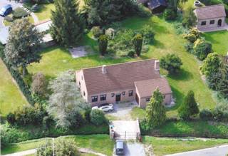 Deze erg ruime nineties villa ligt op een riant perceel van meer dan 18 are en ligt daardoor ver van alle buren af, en dat op een erg mooie...