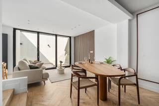 [[ DIT PAND NEEMT DEEL AAN DE ERA OPEN HUIZEN DAG OP 19/9 VAN 14:30 TOT 15:30 ]]
<p>Op zoek naar een stijlvolle, instapklare woning waar comfort en karakter perfect samenkomen? Dan is deze volledig gerenoveerde woning absoluut een bezoek waard! Bij het binnenkomen wordt u meteen verwelkomd in een aangename leefruimte die naadloos aansluit op een gezellige koer, de ideale plek om te genieten van een kop koffie in de ochtend of een gezellige barbecue met vrienden en familie.</p>

<p>De woning beschikt over een volledig nieuwe, moderne keuken, afgewerkt met kwaliteitsvolle materialen en een eigentijdse uitstraling. Ook de badkamer werd volledig vernieuwd en straalt dankzij haar stijlvolle afwerking pure klasse uit. Verder biedt deze woning 3 volwaardige slaapkamers, waardoor ze perfect geschikt is voor gezinnen, thuiswerkers of wie graag extra ruimte heeft.</p>

<p>Als extra troef beschikt de woning over een prachtig dakterras, bereikbaar via een vaste trap. Hier geniet u in alle rust van de zon en een aangename buitenruimte.</p>

<p>Troeven op een rij:<br />• Volledig gerenoveerde en instapklare woning<br />• 3 ruime slaapkamers<br />• Moderne, volledig nieuwe keuken<br />• Stijlvolle, vernieuwde badkamer<br />• Gezellige koer aansluitend aan de leefruimte<br />• Ruim dakterras bereikbaar via een vaste trap</p>

<p>Laat u verrassen door de ruimte, de kwalitatieve afwerking en de warme uitstraling van deze prachtige woning. Neem vandaag nog contact op met je ERA-makelaar voor een bezoek.</p>

<p>JOUW DROOMHUIS. ZO GEVONDEN!</p>