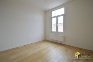 <p><span>Prachtig energiezuinig 2-slaapkamerappartement op toplocatie</span></p><p><span>Op een zeer gegeerde centrale ligging, in de Frans Baertstraat 50, bevindt zich dit instapklare appartement op de eerste verdieping.</span></p><p><span>Het appartement beschikt over een lichtrijke leefruimte met open keuken, twee slaapkamers en een badkamer met douche. Dankzij de recente investeringen in isolatie geniet u van een energiezuinige woning met een gunstig </span><span>EPC-label B</span><span>. De achtergevel werd geïsoleerd en het dak werd recent vernieuwd en geïsoleerd.</span></p><p><span>Troeven:</span></p><ul><li><span>2 slaapkamers</span></li><li><span>Open keuken met gezellige leefruimte</span></li><li><span>Badkamer met douche</span></li><li><span>EPC-label B</span></li><li><span>Geïsoleerde achtergevel</span></li><li><span>Recent vernieuwd en geïsoleerd dak</span></li><li><span>Geen algemene kosten</span></li><li><span>Individuele meters voor water, gas en elektriciteit</span></li><li><span>Centrale ligging nabij winkels, openbaar vervoer en andere voorzieningen</span></li><li><span>Onmiddellijk beschikbaar</span></li></ul><p><span>Interesse? Neem gerust contact op voor meer informatie of een bezichtiging.</span></p><p><span> </span></p><p><span> </span></p>