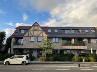 Op de tweede verdieping bevindt zich dit lichtrijke en verzorgde appartement. De leefruimte vormt het hart van de woonst en combineert een gezellige zithoek met een open, volledig uitgeruste keuken. Vanuit de leefruimte heb je rechtstreeks toegang tot het ruime terras. <br /><br />Het appartement telt verder twee slaapkamers, een apart gastentoilet en een moderne badkamer met lavabo en ligbad. Een praktische berging is eveneens aanwezig. <br /><br />Achter het gebouw is een autostaanplaats voorzien en is er een fietsenstalling beschikbaar. De nabijheid van de oprit van de E17 zorgt bovendien voor een uitstekende bereikbaarheid.<br /><br />Een ideale woonplek voor wie op zoek is naar comfort, ruimte en een vlotte verbinding.<br />Geen syndic-kosten.