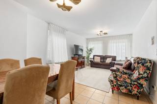 <strong>Instapklare halfopen bebouwing in Erps-Kwerps met privatieve tuin en grote oprit.</strong><br />Deze verzorgde woning uit 1997 combineert comfortabel wonen met een uitstekende ligging nabij het centrum, scholen, openbaar vervoer en het treinstation. Dankzij het EPC B-label en het conform elektrisch attest geniet u van een energiezuinige en zorgeloze woonervaring. De woning beschikt over een aangename privatieve tuin van 400 m² en een ruim terras waar u in alle rust kan genieten. De grote oprit en garage zorgen voor voldoende parkeermogelijkheden. Bovendien bevinden belangrijke invalswegen zich vlakbij, wat deze woning extra interessant maakt voor pendelaars.<br /><br /><u><strong>Belangrijkste ruimtes:</strong></u><br />• Inkomhal (8,6 m²) met praktische circulatie naar de leefruimtes<br />• Gezellige woonkamer (23 m²) met aangename lichtinval<br />• Functionele keuken (10,3 m²) met aansluitend praktische berging<br />• Berging (10,4 m²) met extra opslagruimte<br />• Garage (23,3 m²) en grote oprit met meerdere parkeermogelijkheden<br />• Badkamer (6 m²)<br />• Vier slaapkamers van 13 m², 9 m², 9 m² en 7 m²<br />• Terras met zicht op de tuin<br />• Privatieve tuin van 400 m²<br /><br /><u><strong>Troeven:</strong></u><br />• EPC B en conform elektrisch attest<br />• Instapklare woning met aangename privatieve tuin<br />• Grote oprit en treinstation in directe omgeving<br /><br />Meer informatie of een bezoek met Nicolas Geeraerts? Contacteer ons via +3223351115<br />JOUW DROOMHUIS. ZO GEVONDEN!