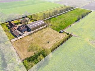 Exclusief landhuis te Moerkerke-Damme met uitgebreide paardenfaciliteiten op 3,16ha. De woning heeft een bewoonbare oppervlakte van 430m² op een...