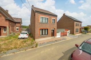 <p><span>Êtes-vous à la recherche d'une maison que vous pouvez rénover entièrement selon vos goûts? Alors cette maison familiale située à </span><span>Eindestraat 3 à Waanrode</span><span> mérite absolument une visite. Située dans une rue calme, vous profitez ici de tranquillité, d'intimité et d'une vue magnifique sur les champs environnants. </span></p><p><span> </span></p><p><span>La maison dispose d'un vaste salon et d'une salle à manger agréables. La </span><span>cuisine récemment rénovée</span><span> est équipée des conforts nécessaires et offre suffisamment d'espace de rangement, vous permettant de profiter d'un environnement de cuisine fonctionnel dès maintenant. Au rez-de-chaussée, se trouvent également une salle de bains à rafraîchir et une pièce de rangement séparée avec des branchements pour une machine à laver et un sèche-linge. De plus, il y a une petite cave sèche qui est idéale pour un stockage supplémentaire. </span></p><p><span> </span></p><p><span>À l'étage, vous trouverez </span><span>trois chambres de bonne taille</span><span>. Un escalier fixe vous mène au grand grenier, où une </span><span>quatrième chambre</span><span> a été aménagée. Cet espace nécessite encore des travaux de finition et offre de nombreuses possibilités. </span></p><p><span> </span></p><p><span>À l'extérieur, vous pourrez profiter d'un parc exceptionnel de </span><span>pas moins de 10 ares</span><span>. Les grandes dépendances offrent une multitude d'espace de rangement et peuvent être parfaitement aménagées en espace de loisirs, atelier ou studio. De plus, la maison dispose d'un </span><span>place de parking séparée dans le garage</span><span>. </span></p><p><span> </span></p><p><span>Curieux de savoir si cette maison spacieuse à Waanrode est faite pour vous ? Alors contactez-nous rapidement via info@immolivit.be ou 016 15 31 15.</span><span> </span></p><p><span> </span></p>