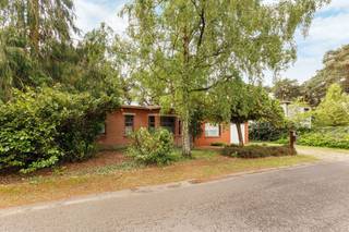 Refreshable character village house in the heart of 's-Gravenwezel Let yourself be seduced by this charming village house, perfectly located near the...