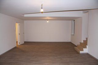 Op centrale ligging vinden we deze nieuwbouwwoning die tot in de puntjes afgewerkt is. <br /><br />Dichtbij winkels, scholen, restaurants en parken. Het pand is vlot bereikbaar via openbaar vervoer of invalswegen en geniet toch van een rustige ligging. De zee ligt op een kwartiertje wandelen of 5 minuutjes met de fiets .De woning werd gebouwd met kwaliteitsvolle en duurzame materialen en wordt gekenmerkt door zijn functionaliteit en ruimte. Alsook zijn er zonnepanelen aanwezig.<br /><br />De woonkamer met aansluitend de keuken bevindt zich op de eerste verdieping. <br /><br />Via de trap krijgt je toegang tot de 3 slaapkamers en badkamer. Bij de woning is er ook een garagebox aanwezig.<br /><br />Beschikbaar vanaf 01/11/2026.<br /><br />
