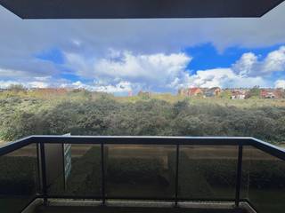 <p>Ontdek dit charmante en instapklare appartement in res. "Koksijde promenade". Dit lichtrijke appartement met een bewoonbare oppervlakte van ca. 63 m², waar comfort en functionaliteit hand in hand gaan bevind zich op wandelafstand van het centrum en ster der zee! Dit rustig gelegen appartement vormt een ideale keuze als vaste woonst, tweede verblijf aan de kust of investering.<br /><br /><u>Indeling:</u><br />Inkomhal met afzonderlijk toilet.<br />Uitnodigende leefruimte, met een gezellige zit- en eethoek die naadloos aansluit op de open, ingerichte keuken. Grote raampartijen zorgen voor een aangename natuurlijke lichtinval en geven toegang tot een terras met uitzicht op de duinen.<br />Twee comfortabele slaapkamers, die beide toegang bieden tot een tweede terras aan de achterzijde, samen bieden de twee terrassen ca. 12 m² buitenruimte.<br />Badkamer met ligbad en dubbele wastafel.<br /><br /><u>Troeven:</u></p>
<ul>
<li>Gunstige EPC: label B met een energieverbruik van 168 kWh/m² per jaar, waardoor geen renovatieverplichting.</li>
<li>Volledig gemeubileerd: De aanwezige meubels en inrichting zijn inbegrepen in de vraagprijs, waardoor u meteen kunt genieten van uw nieuwe stek aan zee. </li>
<li>Top ligging: Winkels, restaurants, recreatiemogelijkheden en openbaar vervoer bevinden zich in de nabije omgeving. Bovendien bereikt u het centrum en het strand te voet, zodat u optimaal kunt genieten van alles wat Koksijde te bieden heeft.</li>
<li>Dubbele buitenruimte: Aan de voorzijde geniet u van een terras met duinenzicht nabij Ster der zee. Aan de achterzijde bevindt zich een praktisch terras die verbonden is met beide slaapkamers.</li>
</ul>
<p><br />Bel Dimitri, ook op zon-en feestdagen, 0487/787.159,<br />Stuur een mail naar dimitri@immo-maritiem.be<br />of kom langs op kantoor 'Immo Maritiem' naast het kerkje in Nieuwpoort-bad.</p>