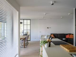 - Gelieve ons per mail (info@immo-cvh.be) te contacteren om uw bezichtiging in te plannen -
Dit prachtig appartement maakt deel uit van residentie Wings, een kleinschalig nieuwbouwproject dat gelegen is op een zeer vlot bereikbare doch rustige locatie te Sint-Denijs-Westrem. Deze ligging, op een boogscheut van de Kortrijksesteenweg, R4 en E40 en op wandelafstand van openbaar vervoer, winkels, Maria Middelares, Flanders Expo,... is erg gewild omwille van zijn toegankelijkheid.
Bij het betreden van dit recent gebouwd appartement (2017) wordt u meteen gecharmeerd door zijn grote troeven: de stijlvolle en luxueuze afwerking alsook de vele lichtinval die alom present is. Het appartement beschikt over twee ruime slaapkamers waarvan één momenteel ingericht als burearuimte. De hedendaagse badkamer beschikt over een inloopdouche en dubbele lavabo. Het toilet is afzonderlijk.
Via de ruime gang komt u in de lichtrijke leef- en eetruimte met aanpalend het terras van 10 m2. Aansluitend bevindt zich de moderne en volledig uitgeruste, open keuken die voorzien is van AEG toestellen. Een leuk gegeven is dat het keukenwerkblad voorzien is van een kleine eethoek waar u gezellig kan eten of aperitieven.
Verder is er nog een ruime berging die tevens kan dienen als wasplaats. Bij het appartement hoort ook een privatieve kelderberging, autostaanplaats (75 euro) en een fietsenberging.
Kortom, bent u op zoek naar een instapklaar en modern appartement gelegen op een toplocatie, dan is dit eigendom zéker een bezoekje waard!
(domicilie verplicht - geen studenten - contract: LT - kosten: 95 euro - beschikbaar vanaf 1 jan ‘27)