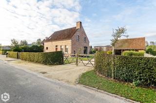 Op een uitzonderlijke en uiterst rustige locatie in Bonheiden bevindt zich deze hoogwaardig afgewerkte, energiezuinige villa met 3 slaapkamers, 2 badkamers en een prachtig aangelegde tuin op een ruim perceel van 2.332 m². Hier geniet u van een groene, veilige omgeving met volledige privacy en een adembenemend zicht op het achterliggende natuurlandschap, gecombineerd met een uitstekende bereikbaarheid vlak bij scholen en winkels.<br /><br />Benieuwd naar deze unieke woning? Klik hier voor een wondermooie 3D beleving!<br /><br />Via de statige inkomhal met vestiaire en apart gastentoilet betreedt u de woning. Eenmaal binnen trekt de lichtrijke leefruimte meteen de aandacht, een sfeervolle inbouwhaard verbindt hier de gezellige zithoek naadloos met de ruime eetkamer. De hyper-geïnstalleerde keuken vormt het warme hart van het huis, terwijl een praktische wasplaats, een handige berging en een extra doucheruimte het gelijkvloers compleet maken.<br />Op de eerste verdieping leidt een royale nachthal naar drie volwaardige slaapkamers, waaronder een luxueuze master bedroom met aparte dressing. Hier bevindt zich ook de tweede ruime badkamer, die u nog volledig naar eigen wens kunt inrichten, waarna een vaste trap u verder brengt naar de royale zolder op de tweede verdieping.<br />Ook buiten zet het comfort zich moeiteloos voort, in de zuidwest-georiënteerde, aangelegde tuin met terras en een sfeervol overdekt loungegedeelte inclusief BBQ geniet u in alle privacy van mooie dagen. Een ruime, aangelegde oprit biedt ruim voldoende parkeergelegenheid, terwijl het gunstige B-label (EPC 153 kWh) borg staat voor een energiezuindig en toekomstbestendig wooncomfort.<br /><br />Dit is een unieke opportuniteit als u op zoek bent naar een ruime, instapklare villa op een gedroomde locatie. Contacteer ons voor meer informatie op 0472 95 20 71 of via info@boonstravastgoed.be.<br /><br />Bijzonderheden:<br />- 3 slaapkamers en 2 badkamers<br />- Energiezuinig (EPC: 153 kWh / B)<br />- Perceel van 2.332 m² op een top-locatie