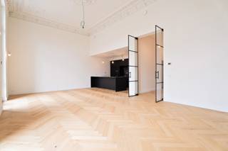 Vivre à Gand fait peau neuve avec Graaf van Vlaanderen. Ce projet propose un mélange harmonieux d'appartements confortables d'une ou deux chambres et de spacieuses maisons de trois chambres. Idéal pour ceux qui débutent seuls, recherchent un logement en couple ou souhaitent profiter pleinement de la ville en famille.
Tout a été réalisé avec le souci du détail et le souci du développement durable, pour un séjour non seulement élégant mais aussi intelligent. Luminosité abondante, agencement soigné et style contemporain apportent une touche de confort supplémentaire.
Et puis, il y a l'emplacement… vous vivrez littéralement au cœur de Gand, à deux pas de cafés, restaurants, lieux culturels et boutiques. En bref : vivre à Graaf van Vlaanderen, c'est vivre en ville, mais dans un logement qui vous ressemble.