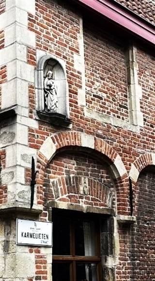 <p><span>UNIEKE KANS IN HET GENTSE PATERSHOL</span></p><p><span>In het hart van een van de meest charmante en begeerde wijken van de stad bevindt zich deze buitengewone eigendom. De betoverende sfeer van het romantische straatje en de indrukwekkende trapgevel geven een eerste indruk van wat deze woning te bieden heeft.</span></p><p><span>Met een royale oppervlakte van 161m², veel originele historische details en hoge plafonds, biedt dit hoekhuis een ongeëvenaarde woonervaring op een toplocatie in het historische centrum van de stad.</span></p><p><span>De woning is op dit ogenblik als volgt ingedeeld:</span></p><p><span>Gelijkvloers</span><span> : momenteel een handelsruimte met kantoor, Wc</span></p><p><span>Eerste verdieping</span><span> : volledig ingerichte leefkeuken, met praktische berging. Aansluitend een ruime leefruimte met openhaard met cassette.</span></p><p><span>Tweede verdieping</span><span> : twee ruime slaapkamers, en de badkamer met ligbad, en enkele lavabo.</span></p><p><span>Verder nog een droge kelder.</span></p><p><span>Het gaat hier om historisch erfgoed met karakter uit de 16e eeuw en is gebouwd in traditionele bak- en zandsteen met een typische trapgevel en mooi topstuk. </span></p><p><span>Renovatie in de jaren 1980 met een postmodernistisch invloed (architect Monique Stoop).</span></p><p><span>Pluspunten</span></p><ul><li><span>Uitstekende ligging</span></li><li><span>Unieke architectuur en rijke geschiedenis</span></li><li><span>Geen renovatieverplichting (beschermd onroerend erfgoed) Dus ondanks EPC-peil E heeft u géén renovatieplicht !</span></li></ul><p><span>EPC : 454 kWh / (m² jaar) UC 3315315-RES-1</span></p><p><span>Totale grond opp. : 71 m². Bew. opp 161 m²</span></p><p><span>Vg / WChe/ Gom / Gvkr / Gvv</span></p><p><span>Watertoets : niet overstromingsgevoelig</span></p><p><span>Asbestveilig</span></p><p><span> </span></p><p><span>Vraagprijs</span><span> : € 595.000 </span></p><p><span>Ligging Pand</span><span> : Plotersgracht 30 te 9000 Gent.</span></p><p><span>Beschikbaarheid: na verlijden akte.</span></p><p><span> </span></p><p><span>Bezoeken: enkel mogelijk via telefonisch afspraak via Immo-Eden op het nummer 09 222.00.63 .</span></p><p><span>Interesse in dit pand: aarzel dan niet telefonisch contact op te nemen met onze kantoren</span></p><p><span> </span></p><p><span> </span></p><p><span> </span></p><p><span> </span></p><p><span> </span></p>