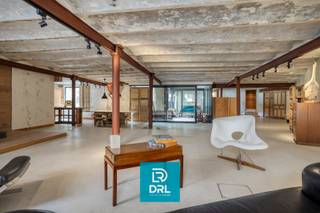 <strong>Uitzonderlijke loft van 232 m² op historische brouwerijsite in hartje Brugge</strong><br />Op een verborgen en bijzonder karaktervolle locatie in het historische centrum van Brugge bevindt zich deze exclusieve loft van maar liefst 232 m², gelegen op de voormalige site van brouwerij 't Hamerken. Een zeldzame eigendom waar industrieel erfgoed, architecturale authenticiteit en hedendaags wooncomfort elkaar perfect ontmoeten.<br /><br />De loft werd de afgelopen jaren grondig gerenoveerd met respect voor haar unieke karakter. Authentieke staalstructuren, zichtbare betongewelven, warme houtaccenten en hoogwaardige materialen zorgen voor een indrukwekkende woonbeleving. De royale open leefruimte vormt het hart van de woning en biedt een uitzonderlijk gevoel van ruimte, licht en vrijheid.<br /><br />De eigendom beschikt over twee volwaardige slaapkamers en twee stijlvolle badkamers, waardoor comfort en privacy gegarandeerd zijn. De combinatie van een warmtepomp en vloerverwarming zorgt voor een energiezuinig en aangenaam binnenklimaat gedurende het hele jaar.<br />Via de grote glaspartijen loopt de leefruimte naadloos over in een gezellig en privatief terras, een zeldzame troef midden in de Brugse binnenstad.<br /><br />Gelegen tussen het Verbrand Nieuwland en de Langestraat woont u hier op wandelafstand van de Markt, de Reien, restaurants, winkels en culturele hotspots, terwijl de rustige ligging op de voormalige brouwerijsite 't Hamerken zorgt voor maximale privacy en rust.<br /><br />Als absolute meerwaarde beschikt deze exclusieve loft over twee ondergrondse staanplaatsen (niet inbegrepen in de vraagprijs). Deze kunnen apart aangekocht worden aan 60.000 euro per staanplaats.<br /><br /><strong>Troeven</strong>
<ul>
<li><span>Exclusieve loft van 232 m² </span></li>
<li><span>Voormalige brouwerijsite 't Hamerken </span></li>
<li><span>Volledig gerenoveerd </span></li>
<li><span>2 slaapkamers </span></li>
<li><span>2 badkamers </span></li>
<li><span>Warmtepomp en vloerverwarming </span></li>
<li><span>Privatief terras </span></li>
<li><span>Authentieke industriële architectuur </span></li>
<li><span>2 ondergrondse staanplaatsen </span></li>
<li><span>Topligging in historisch Brugge</span></li>
</ul>
Meer info of een bezoek inplannen? Contacteer DRL VASTGOED, 050 65 95 95 of info@drlvastgoed.be<br />