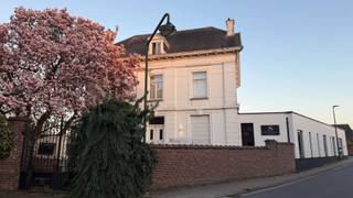 In het hart van de dorpskern van <strong>Appelterre</strong> bevindt zich deze <strong>karaktervolle voormalige dokterswoning</strong>, gebouwd met <strong>exclusieve en traditionele materialen</strong> en volledig <strong>gerenoveerd in 2017</strong>. Hier gaan <strong>authenticiteit en modern comfort</strong> naadloos samen.<br />✨ <strong>Indeling &amp; troeven:</strong>
<ol>
	<li><span><strong>Gelijkvloers:</strong> royale inkomhal, <strong>volledig uitgeruste moderne keuken</strong>, ruime <strong>living met salon en eetplaats</strong>.</span></li>
	<li><span><strong>Verdieping:</strong> 3 <strong>grote slaapkamers</strong>, stijlvolle <strong>badkamer</strong> met dubbele lavabo, vrijstaand bad, <strong>inloopdouche</strong> en apart toilet.</span></li>
	<li><span><strong>Zolder:</strong> ruime, afgewerkte zolder met raam, bereikbaar via vaste trap — ideaal als extra kamer of hobbyruimte.</span></li>
	<li><strong>2 ruime kelders</strong></li>
</ol>
💼 <strong>Bijgebouw (ca. 215 m²):</strong><br />In 2017 werd een <strong>modern en polyvalent bijgebouw</strong> toegevoegd, momenteel ingericht als <strong>kledingszaak</strong>. Deze ruimte is voorzien van alle <strong>moderne technieken</strong> én beschikt over een <strong>sanitaire ruimte voor dames en heren</strong>.<br />De mogelijkheden zijn eindeloos:<br />👉 handelszaak | restaurant | kantoorruimte | uitbreiding van de privéwoning<br />🌿 <strong>Buiten:</strong><br />Ruime <strong>parking vooraan</strong>, <strong>privé-terras</strong> en <strong>ommuurde tuin</strong> achteraan — perfect voor rust en privacy.<br />📍 <strong>Topligging:</strong>

<ol>
	<li><span>Slechts <strong>5 km van Ninove</strong>,</span></li>
	<li><span><strong>15 km van Aalst</strong>,</span></li>
	<li><span>en <strong>vlotte aansluiting met de E40</strong>.</span></li>
</ol>
Een <strong>unieke eigendom</strong> met uitstraling, karakter en potentieel — ideaal voor wie <strong>wonen en werken wil combineren</strong> in stijl.<br />📞 <strong>Bel Wim voor meer info of een bezoek: </strong><strong>0479 91 91 32</strong><br /> 