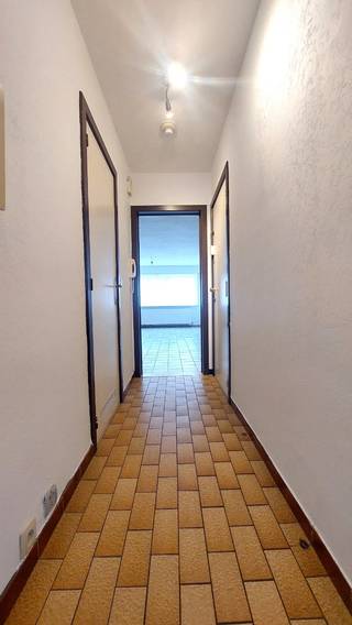 Dit charmante appartement bevindt zich op een centrale locatie te Oostende - Vuurtorenwijkop wandelafstand van openbaar vervoer, de Spuikom en...