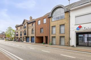 <p><strong>Instapklaar appartement met 2 slaapkamers en terras in het hart van Retie</strong></p>
<p>Op zoek naar comfortabel wonen op een toplocatie? Dit verzorgd appartement, bevindt zich op wandelafstand van de markt en het gezellige dorpscentrum, met winkels, horeca en voorzieningen binnen handbereik.</p>
<p>Vie de traphal komt u binnen in de ruime leefruimte. Deze staat in open verbinding met de eethoek en de keuken, wat zorgt voor een praktische indeling. De keuken geeft tevens toegang tot de koele berging</p>
<p>Vanuit de eethoek bereikt u zowel het terras als de nachthal. Deze nachthal geeft toegang tot twee volwaardige slaapkamers, de badkamer en een apart toilet.<br /><br />Er is tevens een autostaanplaats achter het gebouw inbegrepen in de verkoopprijs.</p>
<p>Het appartement werd gebouwd in 2005 en is steeds goed onderhouden. Met een EPC-label B en een conforme elektriciteit is dit appartement volledig instapklaar.<br /><br /><em><span>Specificaties:</span></em><em></em><br /><em>- Bouwjaar: 2005<br /></em>- EPC: B / 132 kWh (m² jaar)<br />- 110m² bewoonbaar<br />- 2 ruime slaapkamers<br />- Autostaanplaats inbegrepen<br />- Elektra conform<br /><br /></p>