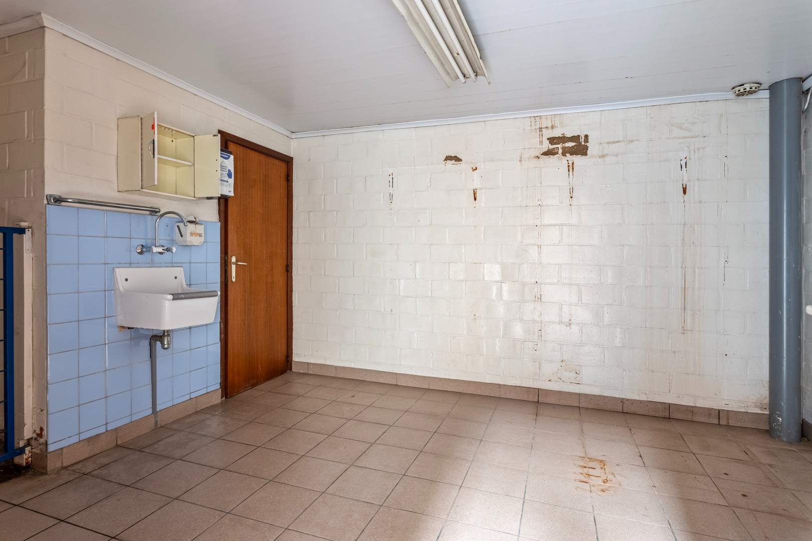 Magazijn van 355 m² + garage 45 m² met een goede centrale ligging - foto 4