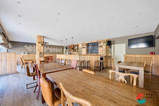 Polyvalent handelspand met ruim 3-slaapkamerappartement, groot terras en garagebox<br /><br />Dit polyvalente handelspand is momenteel ingericht als café, maar biedt tal van mogelijkheden voor verschillende commerciële activiteiten. Denk bijvoorbeeld aan een kapsalon, schoonheidssalon, restaurant, kantoorruimte of andere zelfstandige activiteit.<br /><br />Het pand is gelegen in het gehucht Grote-Heide, op slechts enkele kilometers van de Nederlandse grens. Jarenlang was deze locatie een vaste ontmoetingsplek voor de lokale gemeenschap en verschillende verenigingen.<br /><br />Het gebouw werd in 2017 volledig opgefrist en combineert een ruime handelsruimte met een comfortabel appartement op de verdieping.<br /><br />Indeling gelijkvloers<br /><br />- Caféruimte met prachtige houten toog, voorzien van tapinstallatie en koelkasten<br />- Bijkeuken met ruimte voor een koelcel<br />- Veranda<br />- Dames- en herentoiletten<br />- Vergaderzaal<br />- Kelder<br />- Trappenhal naar het appartement<br /><br />Indeling appartement<br /><br />- Ruime leefruimte met open keuken<br />- Badkamer met douche, toilet en lavabo<br />- Slaapkamer 1<br />- Slaapkamer 2<br />- Slaapkamer 3<br />- Apart toilet<br />- Berging 1<br />- Berging 2<br />- Nachthal<br />- Zeer ruim terras<br /><br />Buiten<br /><br />- Afsluitbare garagebox met kantelpoort<br /><br />Altijd al gedroomd van een eigen horecazaak, of bent u op zoek naar de ideale combinatie van wonen en werken? Dan biedt dit pand bijzonder veel mogelijkheden.<br />Neem gerust contact met ons op voor meer informatie of een bezichtiging. Wij helpen u graag verder.