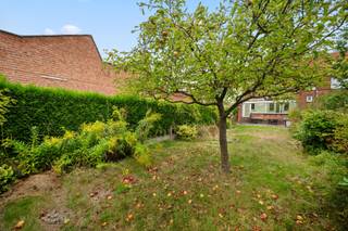 <p>Op zoek naar een ruime woning met een grote tuin op een uitstekende locatie in Kessel-Lo?</p>
<p>Deze woning combineert een rustige ligging met een vlotte bereikbaarheid en biedt dankzij haar omvang en indeling bijzonder veel potentieel.</p>
<p><br /><br />De woning is gelegen in een rustige omgeving, op korte afstand van Leuven en met een vlotte verbinding naar de belangrijkste invalswegen. Winkels, scholen en andere voorzieningen bevinden zich eveneens in de nabije omgeving.</p>
<p><br />Met een oppervlakte van maar liefst 244 m² beschikt de woning over bijzonder veel ruimte. Op het gelijkvloers vinden we een ruime inkomhal met apart toilet, een leef- en eetruimte, de keuken en een veranda met zicht en toegang tot de tuin.</p>
<p><br /><br />De eerste verdieping omvat 3 slaapkamers en een badkamer. Op de tweede verdieping bevinden zich nog 2 ruime slaapkamers en een kleine zolderruimte. In totaal zijn er maar liefst 5 slaapkamers, ideaal voor een groot gezin, wie extra ruimte nodig heeft of wie wonen en werken wil combineren.</p>
<p><br /><br />Een absolute troef is de grote zuidwest georiënteerde tuin, waar u dankzij de gunstige oriëntatie volop van de namiddag- en avondzon kunt genieten. De woning beschikt daarnaast over een oprit en een inpandige garage. De ruime kelder biedt heel wat extra bergruimte en beschikt bovendien over een rechtstreekse toegang tot de tuin.</p>
<p><br /><br />De woning biedt een uitstekende basis om volledig naar eigen smaak en wensen te moderniseren. Bovendien werden de voorbije jaren reeds enkele belangrijke investeringen uitgevoerd, zo werd de cv-ketel recent vernieuwd, het dak gerenoveerd en een deel van de ramen vervangen.</p>
<p><br /><br />Kortom: een bijzonder ruime woning met 5 slaapkamers, inpandige garage en grote tuin, gelegen op een gegeerde locatie in Kessel-Lo. Een ideale opportuniteit voor wie op zoek is naar een woning met ruimte én renovatiepotentieel, op slechts een steenworp van Leuven.</p>
<p><br /><br /></p>
<p>Interesse? Aarzel niet en contacteer BVM Vastgoed op 016 23 21 45 of via info@bvm-vastgoed.be</p>