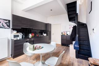 Stijlvol gerenoveerd appartement met 4 verdiepingen, op zeer leuke ligging hartje centrum.<br /><br />Beschikbaar vanaf 15-08.<br /><br />Indeling: <br />1e etage: inkom via de leefkeuken met open volledig ingerichte keuken, trap.<br />2e: lichtrijke leefruimte op parket, trap<br />3e: slaapkamer en badkamer met douche, toilet en plaats voor wasmachine. Trap<br />4e: 2e slaapkamer (momenteel ingericht als dressing maar kan als volwaardige slaapkamer gebruikt worden). <br /><br />Bijzonderheden:<br />Alle verbruik met individuele meters. <br />Maandelijkse kosten 25 euro.