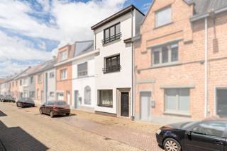 <p><strong>Ben je op zoek naar een instapklare woning met 4 slaapkamers en stadstuin vlak bij het centrum van Aalst? Gevonden!</strong></p>
<p>Deze verzorgde stadswoning combineert ruimte, licht en comfort met een uitstekende ligging op wandelafstand van winkels, scholen, openbaar vervoer en alle voorzieningen. Bovendien geniet je van een vlotte verbinding naar de E40 richting Gent en Brussel. Dankzij de geïsoleerde gevel (2025), het vernieuwde geïsoleerde dak (2024), het gunstige EPC-label B en de conforme elektrische keuring is deze woning volledig klaar voor de toekomst. Dankzij de vier volwaardige slaapkamers, de gunstige energetische score en de centrale ligging vormt deze eigendom niet alleen een ideale gezinswoning, maar ook een interessante investering met een aantrekkelijk verhuurpotentieel.</p>
<p>Via de inkomhal kom je terecht in de lichtrijke leefruimte die naadloos aansluit op de open, volledig ingerichte keuken. De badkamer is uitgerust met een ligbad, lavabomeubel en toilet. Achteraan bevindt zich een gezellige en onderhoudsvriendelijke stadstuin met terras en tuinhuis. Op de eerste verdieping vind je twee ruime slaapkamers, beide voorzien van praktische ingemaakte kasten. De tweede verdieping biedt nog twee extra volwaardige kamers die perfect kunnen dienen als slaapkamer, bureau of hobbyruimte. Daarnaast beschikt de woning over een kelder die zorgt voor extra bergruimte.</p>
<p>Ben je op zoek naar een instapklare woning met veel ruimte op een strategische ligging in Aalst? Contacteer ons vandaag nog voor een bezoek en ontdek zelf alle troeven van deze woning!</p>