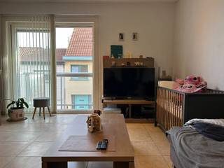 Dit gezellig appartement (bouwjaar 2007) bevindt zich in het centrum van Waregem.<br /><br />🏠 Indeling<br />* 1 slaapkamer<br />* Ruime leefruimte met open keuken en aansluitend balkonnetje<br />* Badkamer met wastafel en vernieuwde inloopdouche<br />* Gastentoilet<br /> *Berging<br /><br />📦 Extra’s<br /><br />- Privatieve berging op niveau -1 inbegrepen<br />- Gemeenschappelijke fietsenberging<br />- EPC-label B<br />- Elektriciteit conform<br /><br />🚉 Slechts 100m van station Waregem – ideaal voor pendelaars!<br />👌 Centrale ligging in het centrum van Waregem, op wandelafstand van winkels, openbaar vervoer en horeca.<br /><br />📞 Interesse? Contacteer ons voor meer info of een bezoek: lisa@immoroba.be